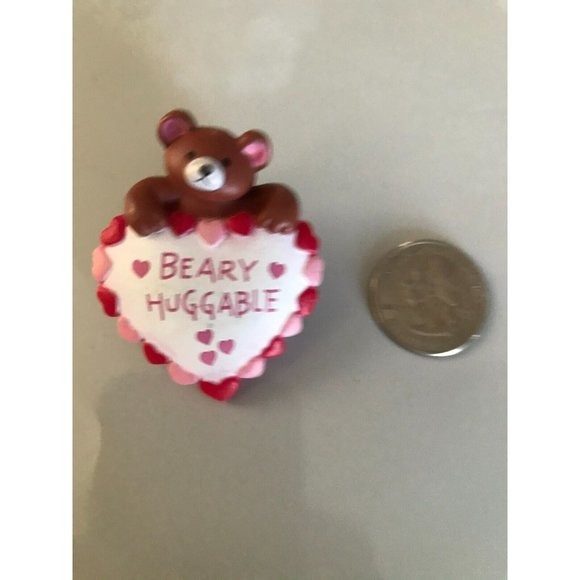 Vintage Fun World PIN Valentines BEAR Brown BEARY HUGGABLE 1980s Holiday Brooch - Picture 2 of 3
